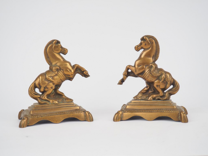 Paire de chevaux cabrés en bronze, fonte creuse, sur une base en plint