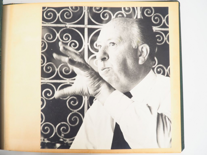 "l'homme qui en savait trop". Album de photographies originales du tou