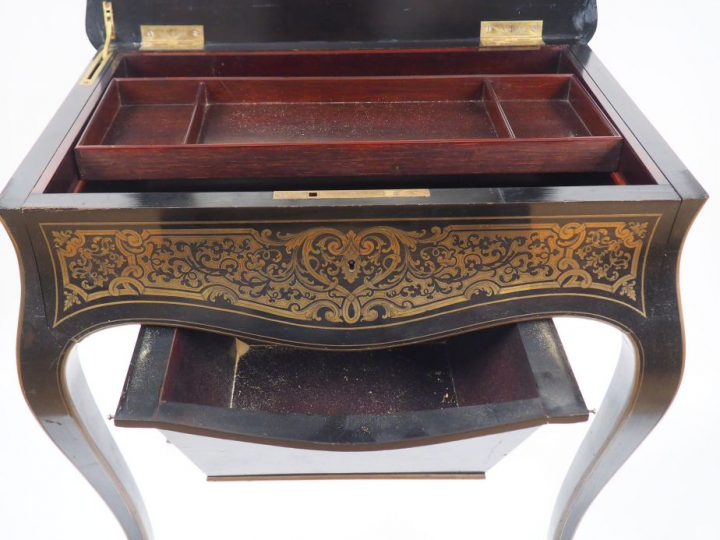 Travailleuse Napoléon III en marqueterie Boulle, ouvrant à un abattant