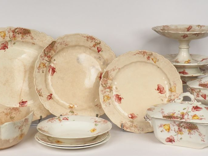 Partie de service de table en faïence fine anglaise à décor de fleurs 