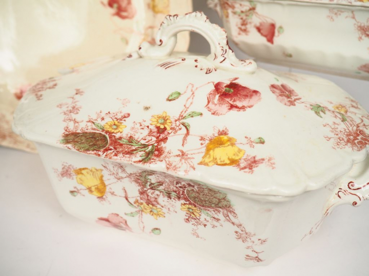 Partie de service de table en faïence fine anglaise à décor de fleurs 