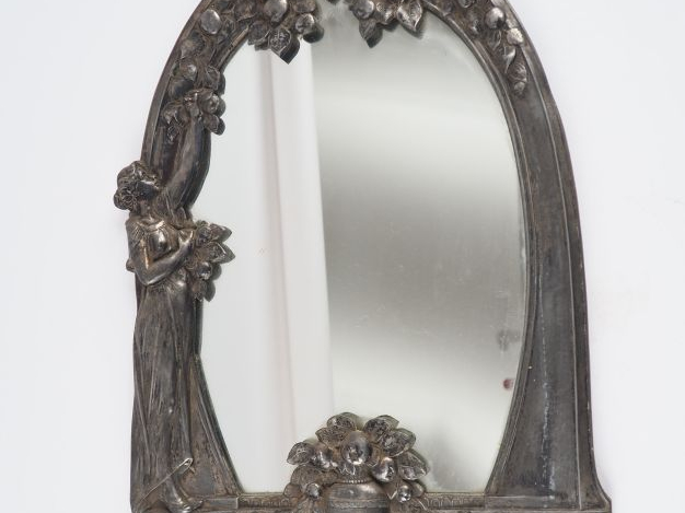 Miroir de toilette Art Nouveau en métal argenté et repoussé à décor d'