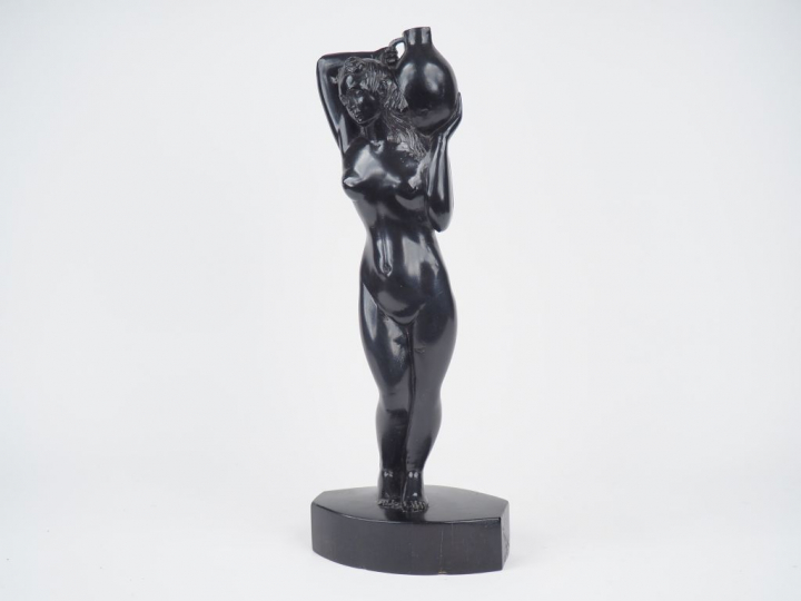Manolo PEREZ-VALIENTE. "Jeune femme à la jarre". Sculture en ébène, si