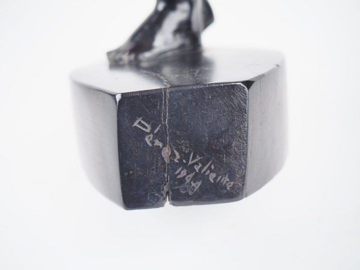 Manolo PEREZ-VALIENTE. "Jeune femme à la jarre". Sculture en ébène, si