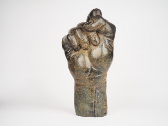 Vente aux enchères FRANCK. L. "Le poing olympique". Sculpture en bronze à patine brune, n
