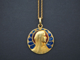 Vente aux enchères Médaille religieuse "Sainte Vierge" en or et émail avec sa chaine en o