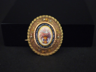 Vente aux enchères Broche de style Louis XVI en or et émail, à décor de gerbe de fleurs. 
