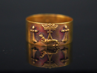 Vente aux enchères Bague en or, décor de salamandre et d'hermines. Poids : 3,40 g