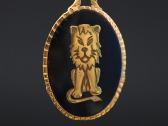 Vente aux enchères Pendentif en or et onyx. Poids tel : 2,50 g