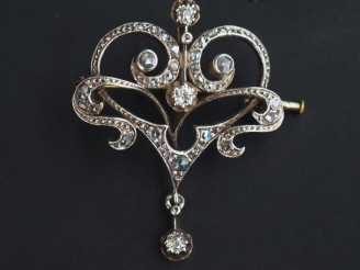 Vente aux enchères Pendentif Napoléon III en forme de fleuron, orné de brillants et de ro