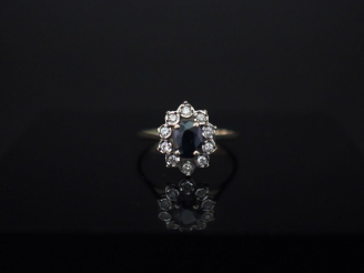 Vente aux enchères Bague marguerite saphir entouré de dix diamants. Poids tel : 3,30 g