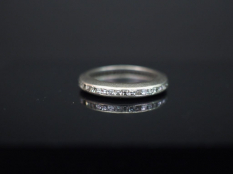 Vente aux enchères Alliance américaine platine et diamants (manque un diamant). Poids tel