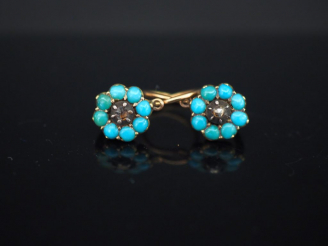 Vente aux enchères Paire de perce oreilles en or et turquoises. Poids tel : 1,78 g
