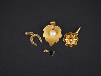 Vente aux enchères Deux pendentifs en or un pendentif en or et perle un pendentif monture