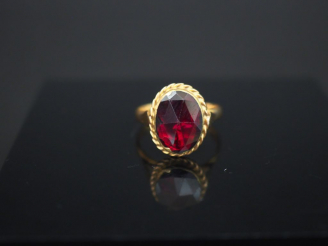 Vente aux enchères Bague ancienne en or et grenat. Poids tel : 3,27 g
