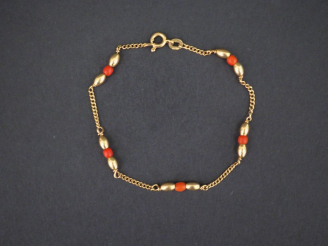 Vente aux enchères Bracelet en or et perles de corail 750/1000 Poids tel : 3,20 g