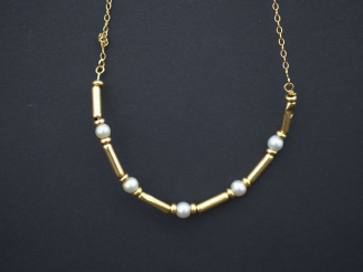 Vente aux enchères Collier en or et cinq perles. Poids tel : 3,70 g
