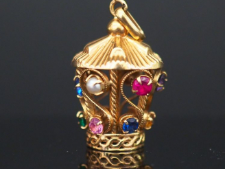 Vente aux enchères Pendentif en forme de lanterne ajouré or et pierres. Poids tel : 4,48 