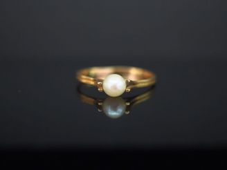 Vente aux enchères Bague en or et perle. Poids : 1,19 g
