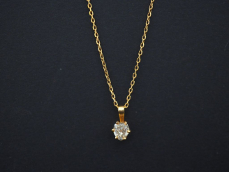 Vente aux enchères Pendentif diamant taille ancienne et chaine en or.  (poids de la chain
