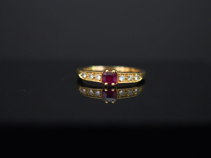 Bague en or jaune, rubis entouré de six diamants. Poids tel : 2,84 g