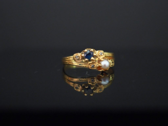 Vente aux enchères Bague ancienne en or, ornée d'un saphir et d'une perle. Poids tel : 1,