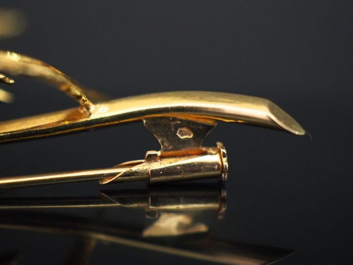 Broche en or, branchage orné de cinq perles et de deux rubis. Poids te