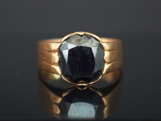 Vente aux enchères Chevalière en or et pierre. Poids tel : 6,30 g