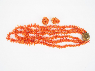 Vente aux enchères Parure en Corail comprenant un collier orné d'une pendentif en métal d