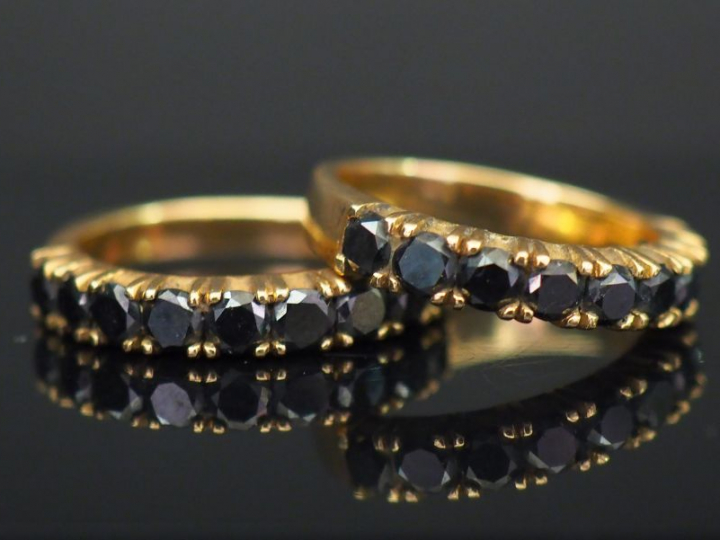 2 demi alliances or et diamants noir Poids : 8,80 g