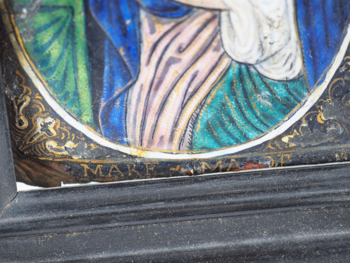 Plaque en émail peint polychrome avec rehauts d’or représentant sainte