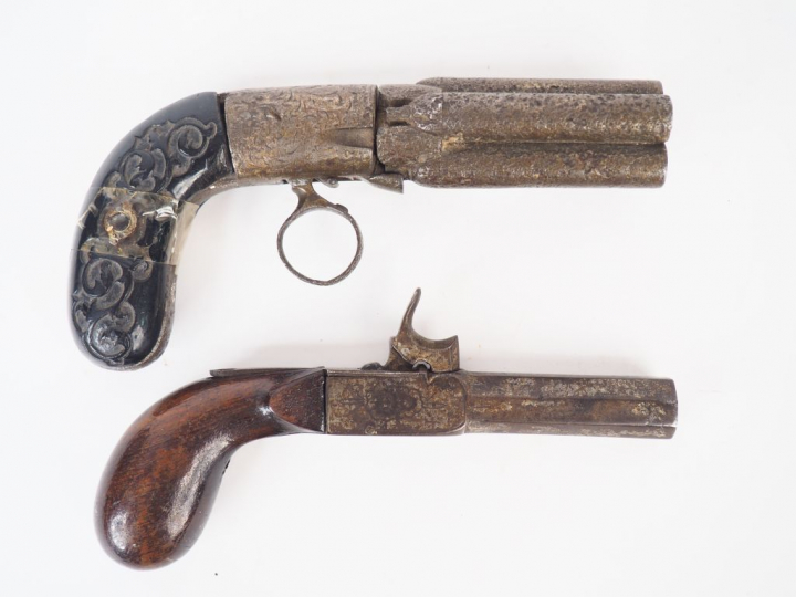 Lot de 2 pistolets, on y trouve un coup de poing à percussion et à cof