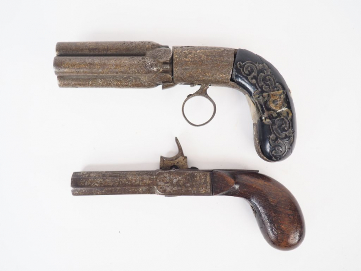Lot de 2 pistolets, on y trouve un coup de poing à percussion et à cof
