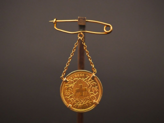 Vente aux enchères Broche en or jaune, ornée d’une pièce de 20 francs or suisse en pendel