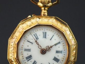 Vente aux enchères Montre de col en or jaune, à décor de cartouche et de motifs feuillagé