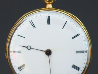 Vente aux enchères 	Montre de col en or jaune.  Le revers à décor de cartouche monogrammé