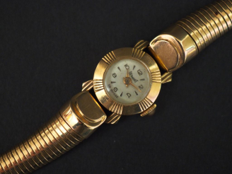 Vente aux enchères DERMONT  Montre bracelet de dame en or jaune.  Bracelet articulé « tub