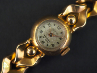 Vente aux enchères 	Montre bracelet de dame en or jaune. Bracelet articulé.  Poids tel. 3