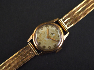 Vente aux enchères Montre bracelet de dame, boitier et bracelet en or jaune. Cadran rond 