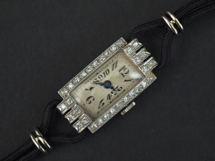 	Montre bracelet de dame de style Art déco.  Boitier en platine et or 