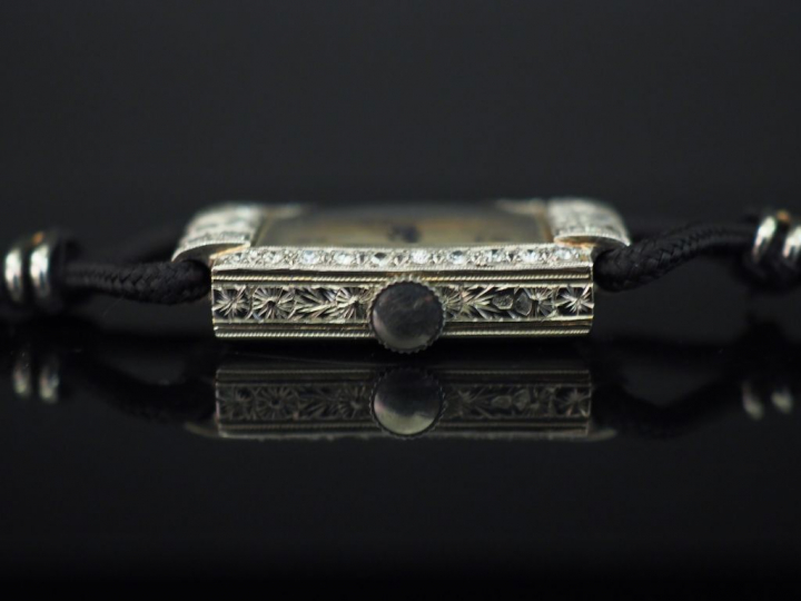 	Montre bracelet de dame de style Art déco.  Boitier en platine et or 