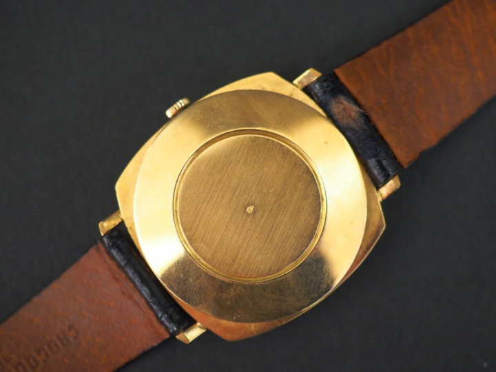 	JAQUET-DROZ Montre d’homme. Boitier en or jaune.  Bracelet cuir. Poid