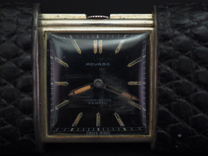 MOVADO Montre de poche en argent gainée de cuir. Cadran à index bâtons
