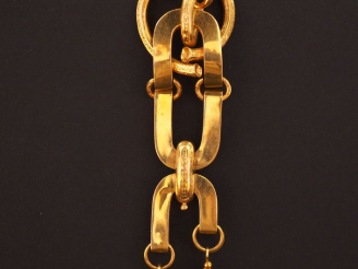Vente aux enchères Chatelaine en or jaune, à décor de motifs stylisés.  Attache en vermei