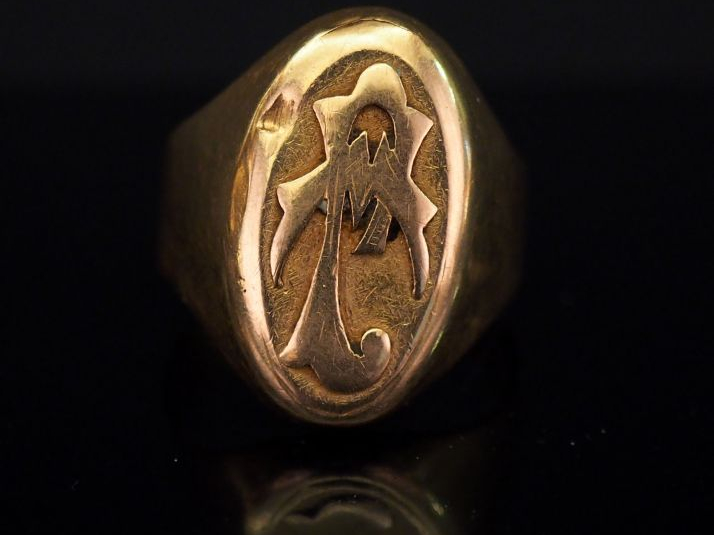 Bague chevalière en or jaune, à décor de monogramme. TDD. 61 Poids. 9,