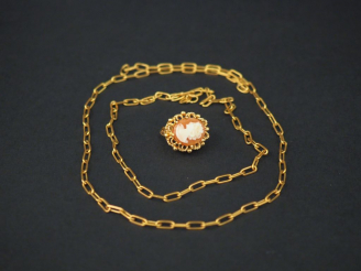 Vente aux enchères 	Chaine en or jaune, maille forçat. Poids. 9 g  (accidentée) On y join