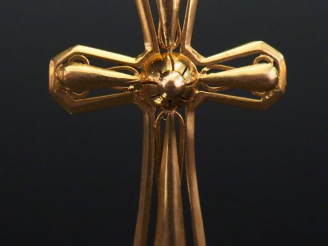 Vente aux enchères Pendentif en forme de croix en or jaune, à décor ajouré. 3,7 x 2,5 cm 