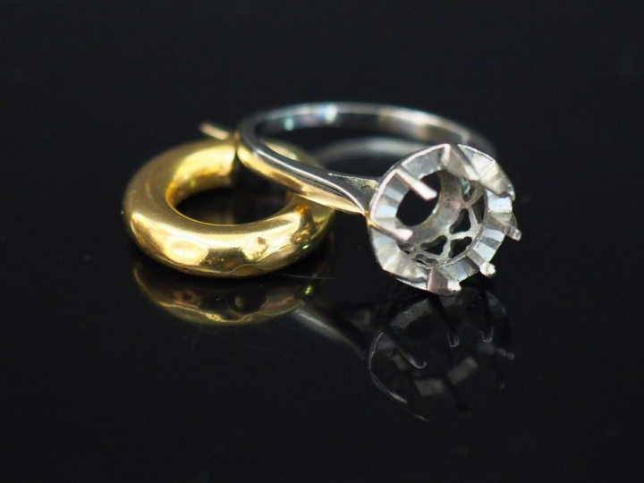 Ensemble comprenant :  - une monture de bague en or blanc et platine. 