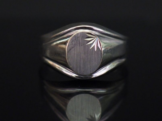 Vente aux enchères 	Bague chevalière en or blanc, à décor d’étoile tronquée sur le côté s