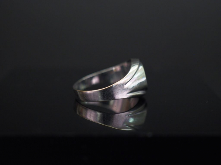 	Bague chevalière en or blanc, à décor d’étoile tronquée sur le côté s